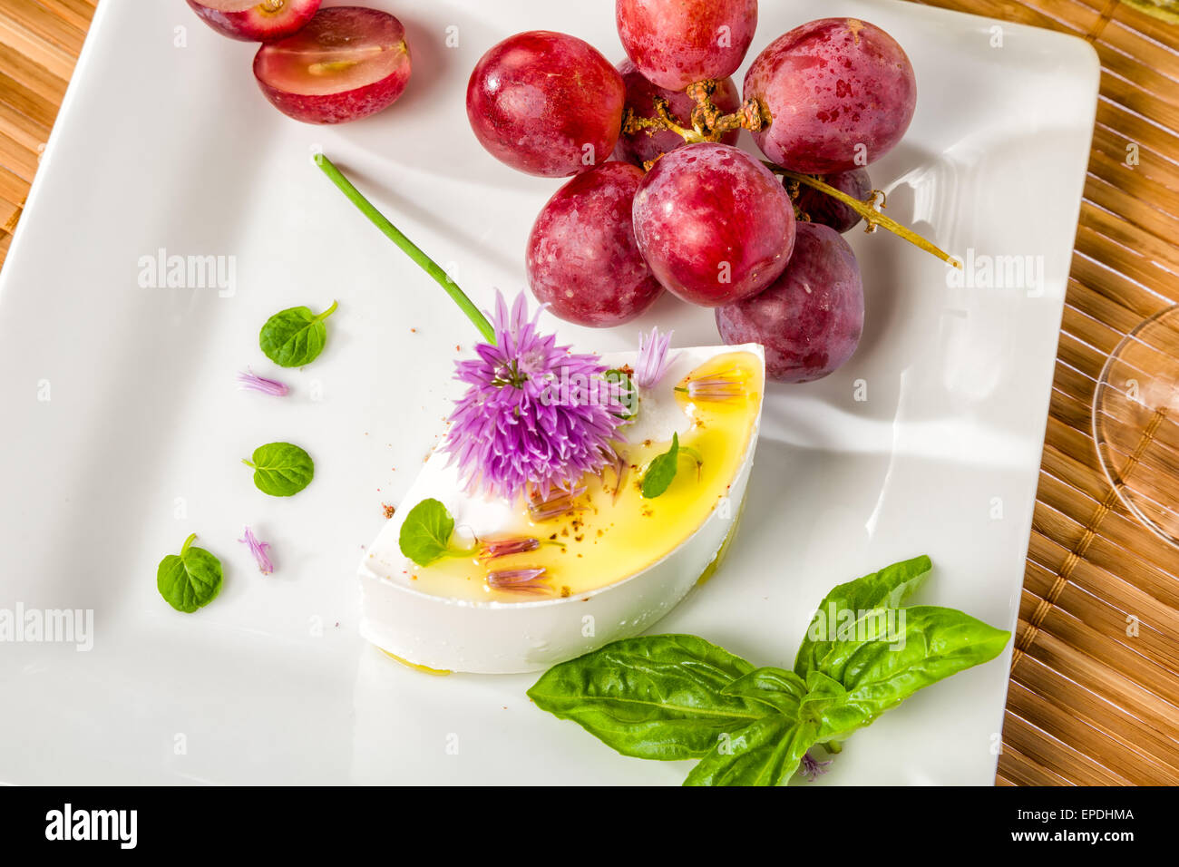Käse, Trauben und Wein - zarte Kombination Stockfoto