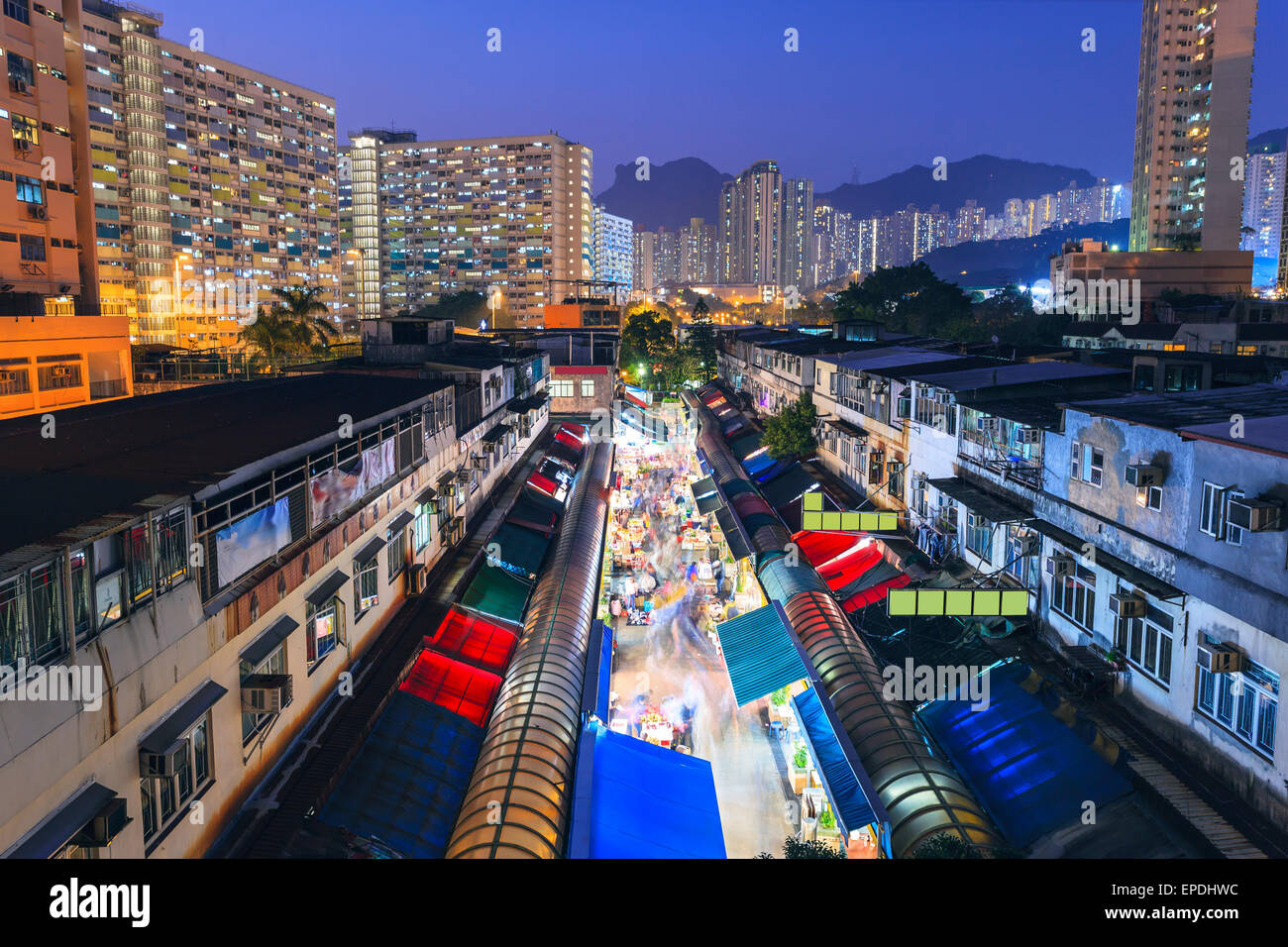 Hong Kong Altmarkt mit Gehäusen in der Nacht Stockfoto