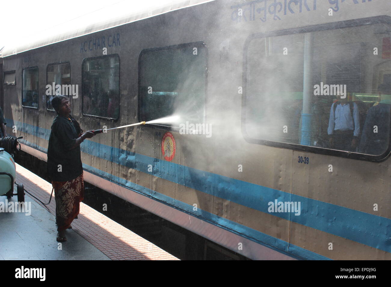 Reinigung der Wagen des Shatabdi Express, Mysore Bahnhof Stockfoto