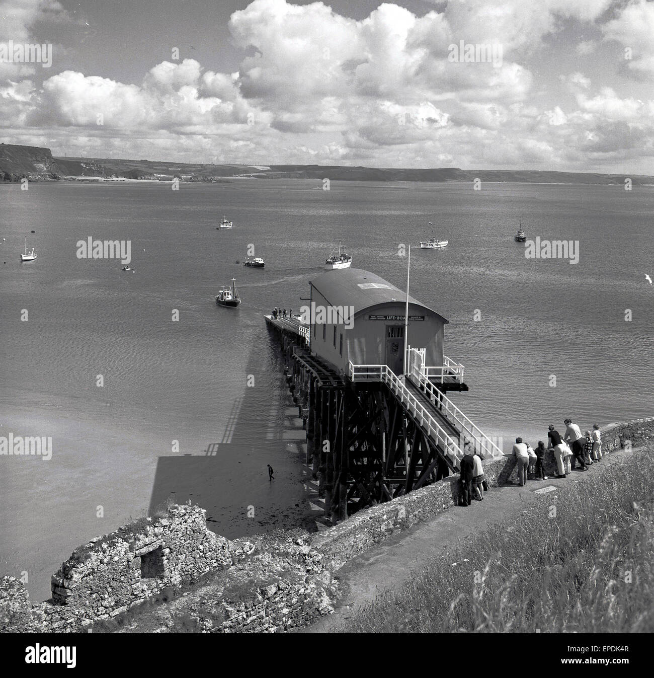 der 1950er Jahre, historische, Ansicht einer Rettungsstation am Meer oder Steg. Stockfoto