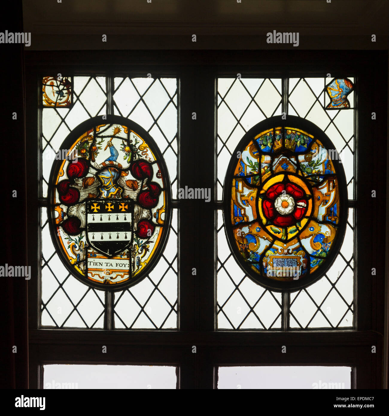 Großbritannien, England, Yorkshire.  16..-Jahrhundert Englisch Glasmalerei Darstellung Familie Heraldik. Stockfoto