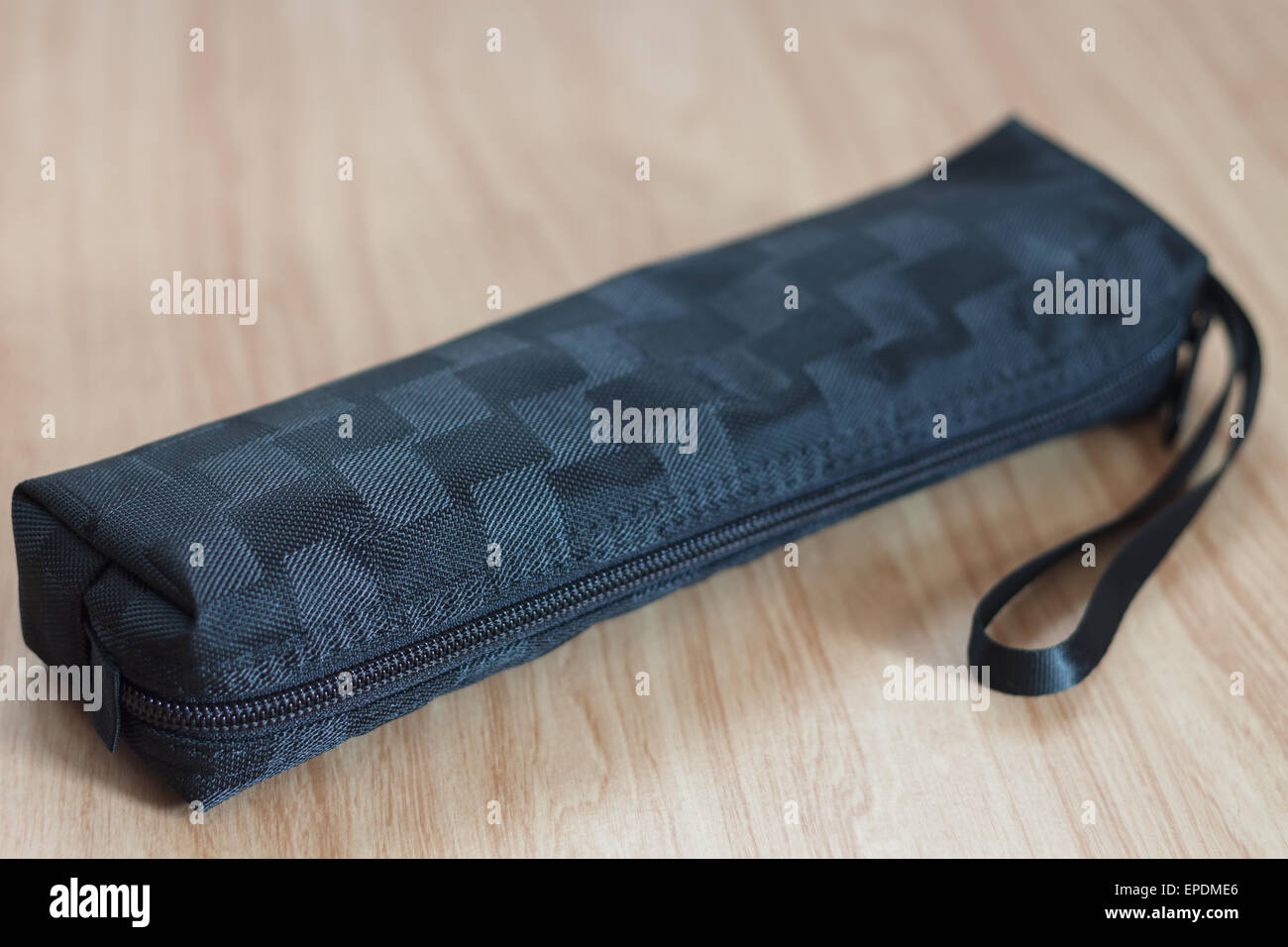 Geschlossen bis schwarze Tasche auf Holztisch, Fotoarchiv Stockfoto