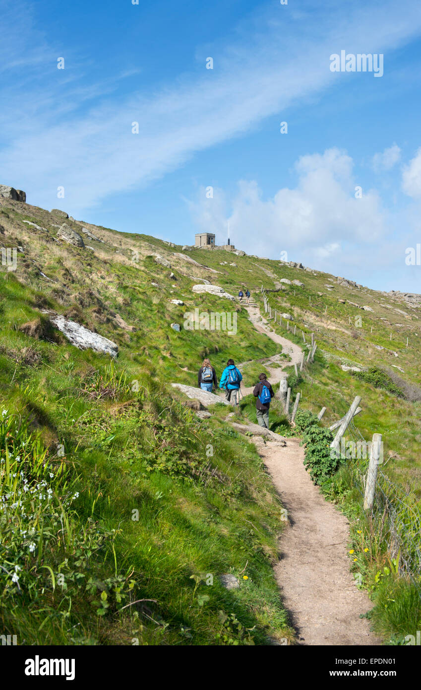 Eine Familiengruppe Wandern entlang der South West Coast Path zwischen Sennen Cove und Lands End in Cornwall, England, UK Stockfoto