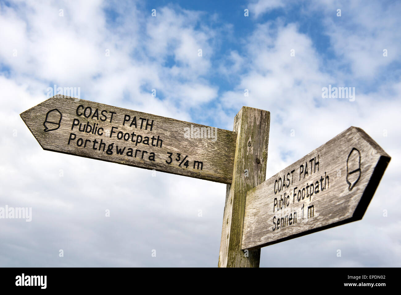 Wegweiser auf dem South West Coast Path in der Nähe von Sennen Cove in Cornwall, England, UK Stockfoto