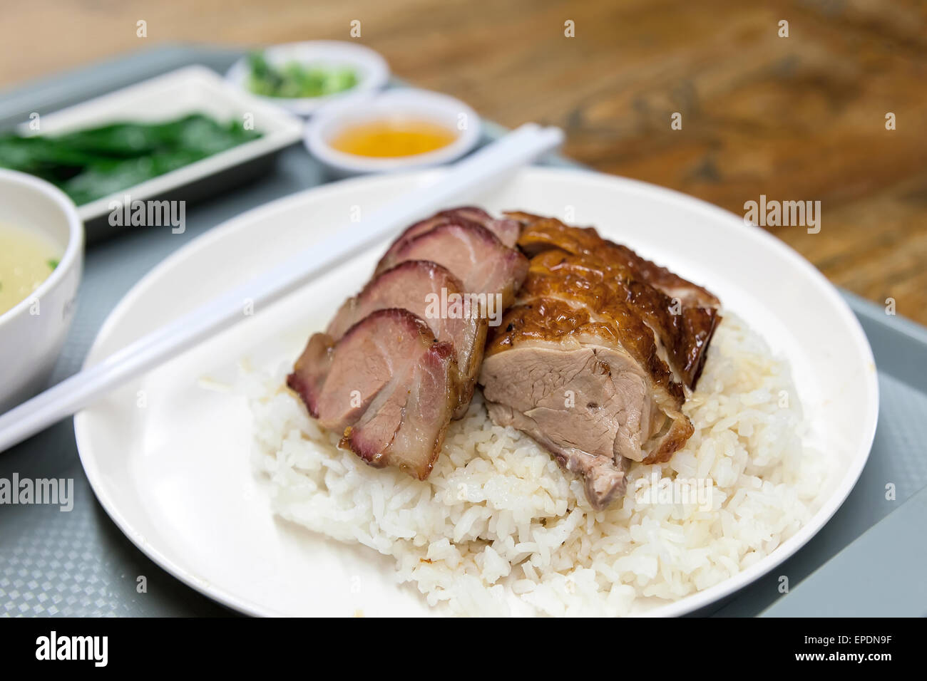 Gebratene Ente und Barbecue Schweinefleisch über Reisgericht in Hong Kong Restaurant Makro Stockfoto
