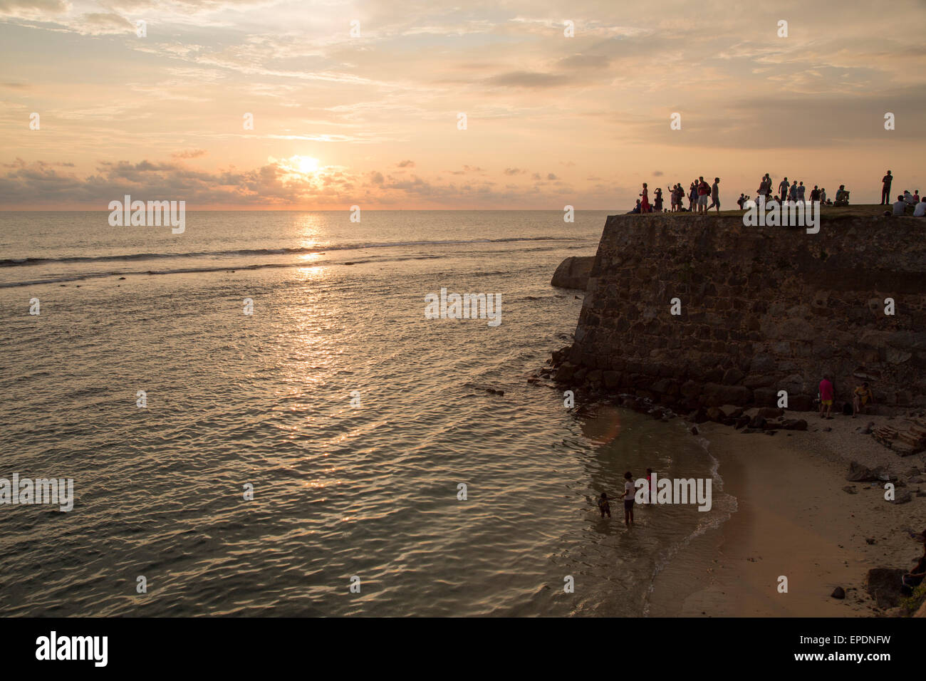Touristen gehen auf Fort Wällen bei Sonnenuntergang in die historische Stadt Galle, Sri Lanka, Asien Stockfoto
