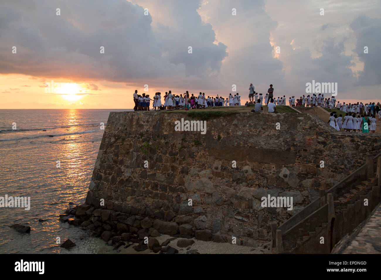 Schulgruppe auf Wällen der Festung bei Sonnenuntergang in die historische Stadt Galle, Sri Lanka, Asien Stockfoto