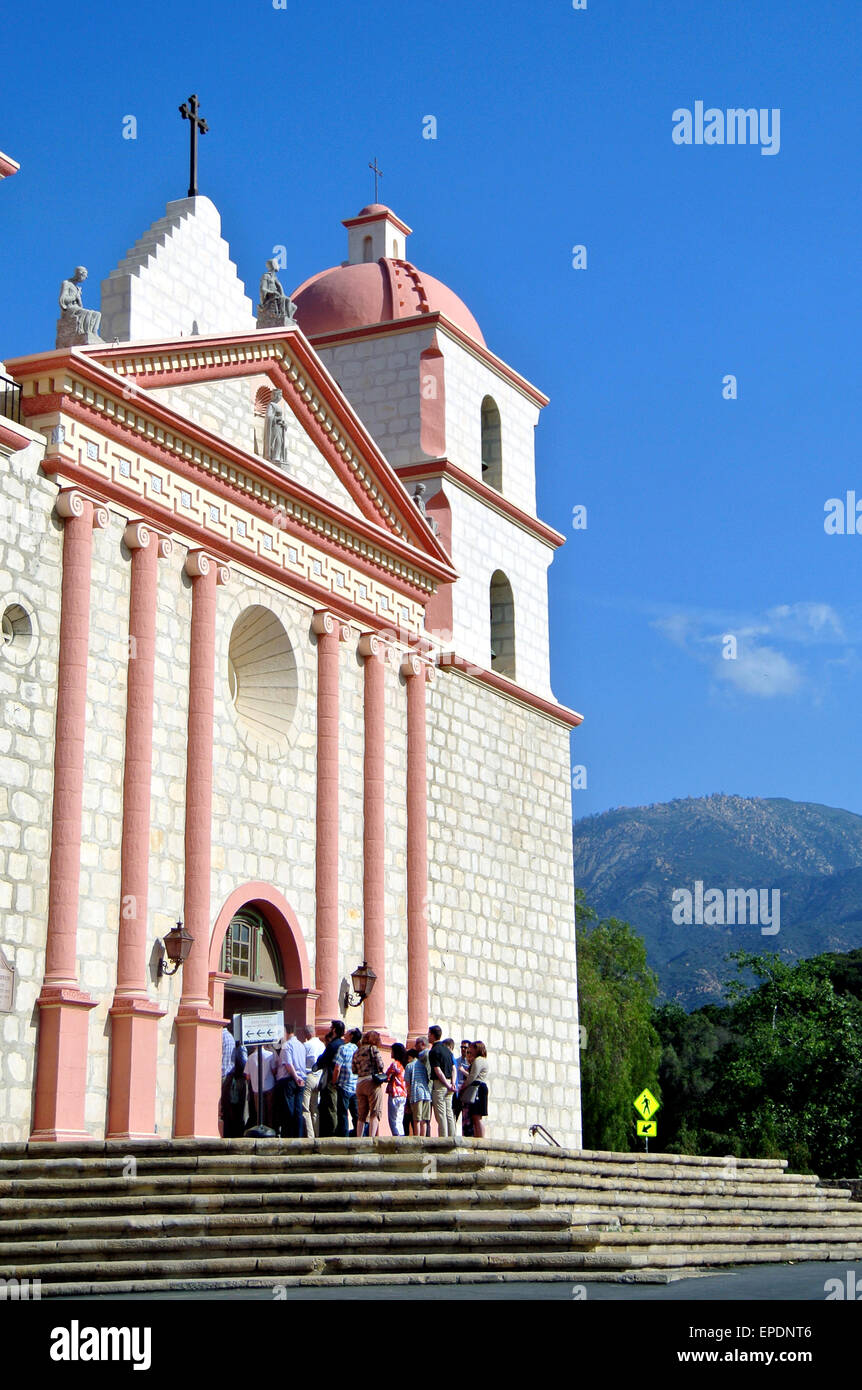 Gemeindemitglieder besuchen Messe am Ostersonntag in der alten historischen Mission in Süd-Kalifornien Stockfoto