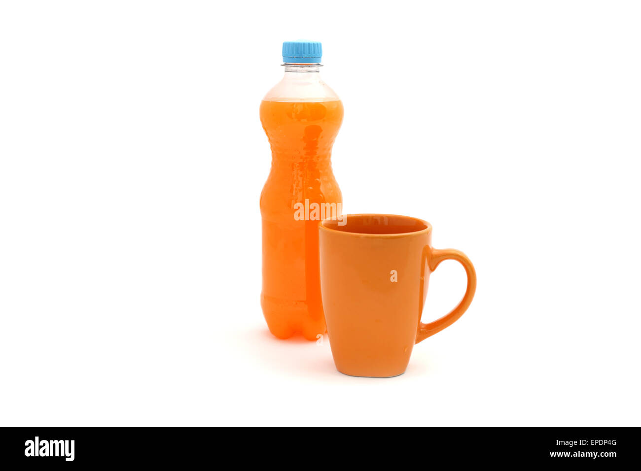 Süße Wasser in einem Kunststoff Flasche und Becher Orange Stockfoto