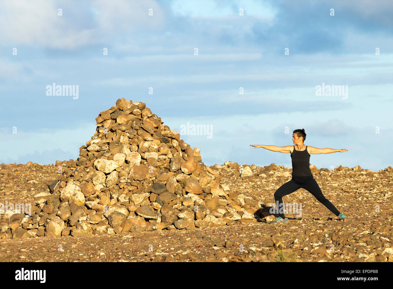 Frau praktizieren Yoga auf vulkanischen Hügel Paly Blanca auf Lanzarote, Kanarische Inseln, Spanien Stockfoto