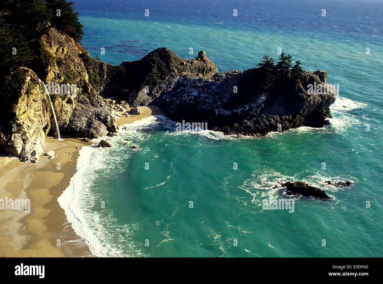 MC-Weg fällt im Julia Pfeiffer Burns State Park entlang des berühmten Highway 1, California. Stockfoto