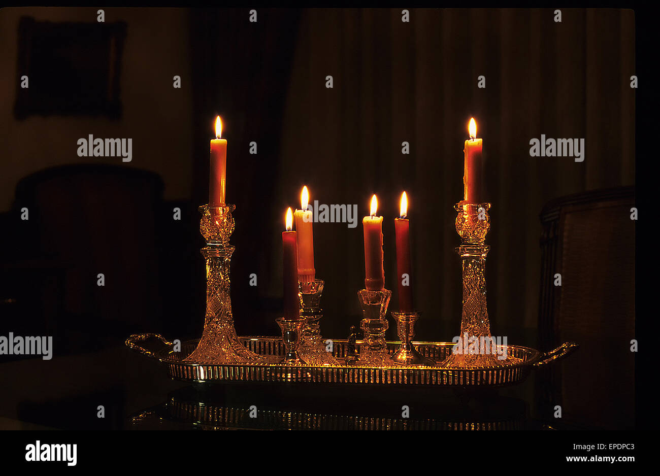 brennenden Kerzen in einem abgedunkelten Speisesaal Stockfoto