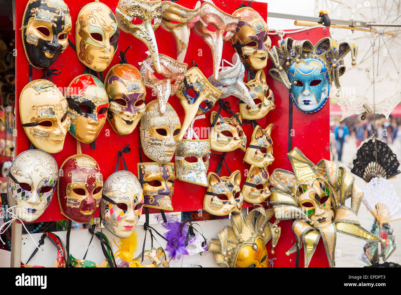 Gruppe von berühmten traditionellen Vintage venezianischen Karneval Masken Closeup in Strassenlokal an an Venedig, Italien Stockfoto