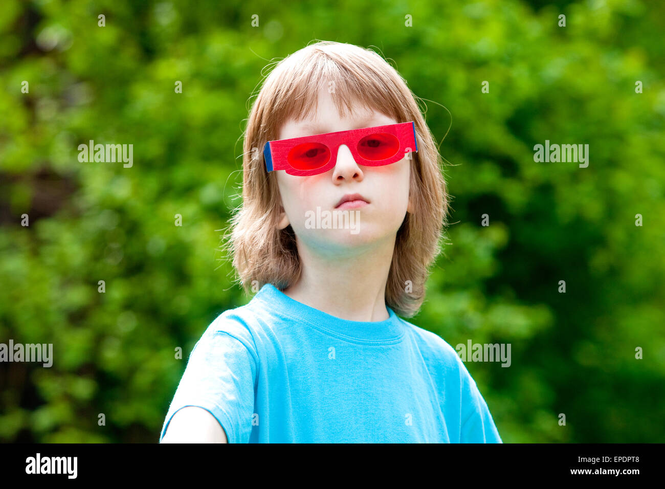 Bildnis eines Knaben mit lustigen roten Brille suchen Stockfoto