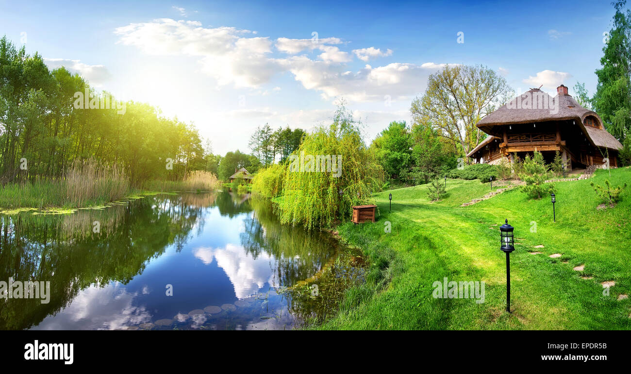 Haus des Protokolls in der Nähe Fluss am Morgen Stockfoto
