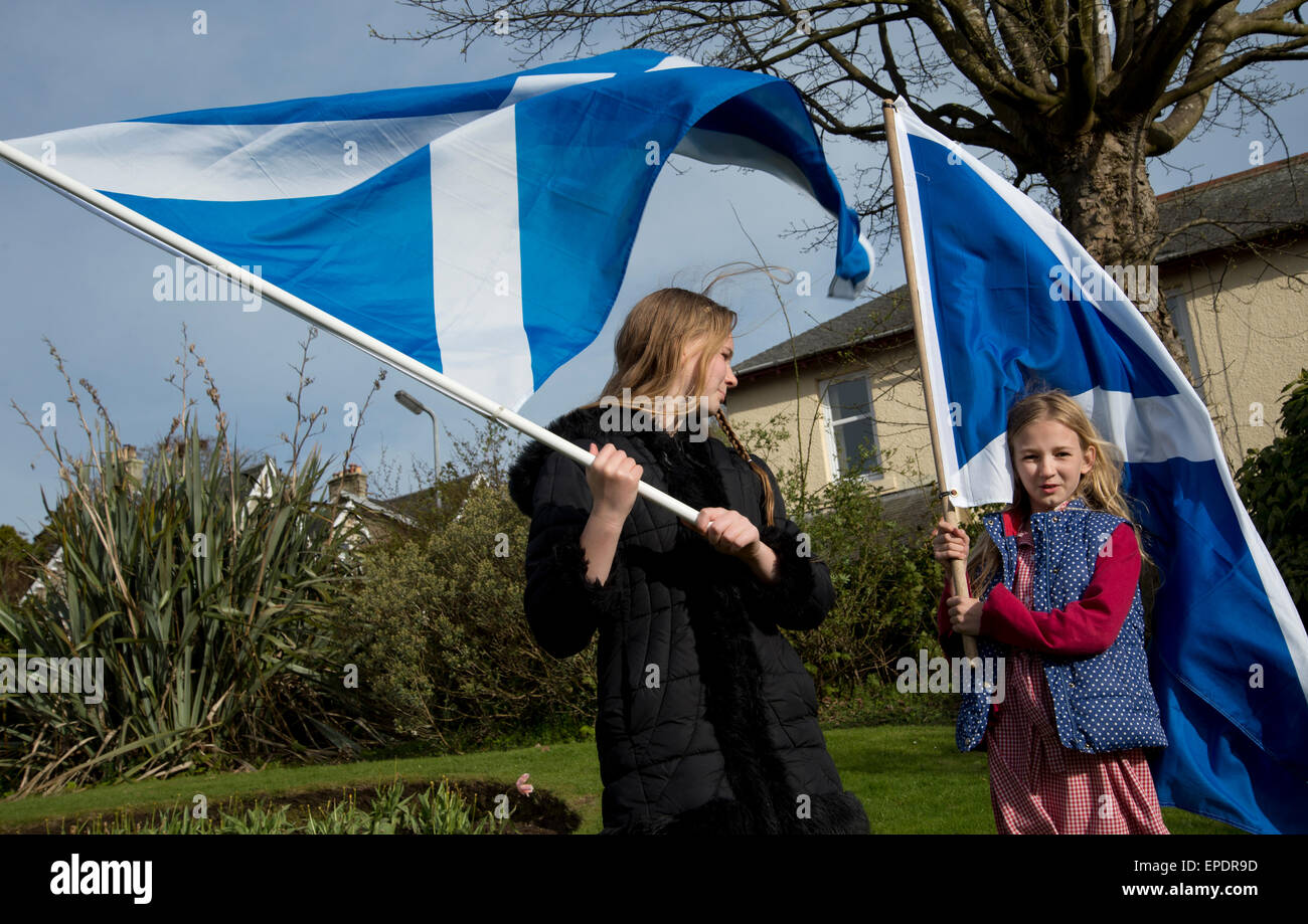 Schottland. Zwei Mädchen mit Fahnen ein Vorabend der Wahl hieß die Stadt von der SNP (schottische Nationalpartei) beitreten. Stockfoto