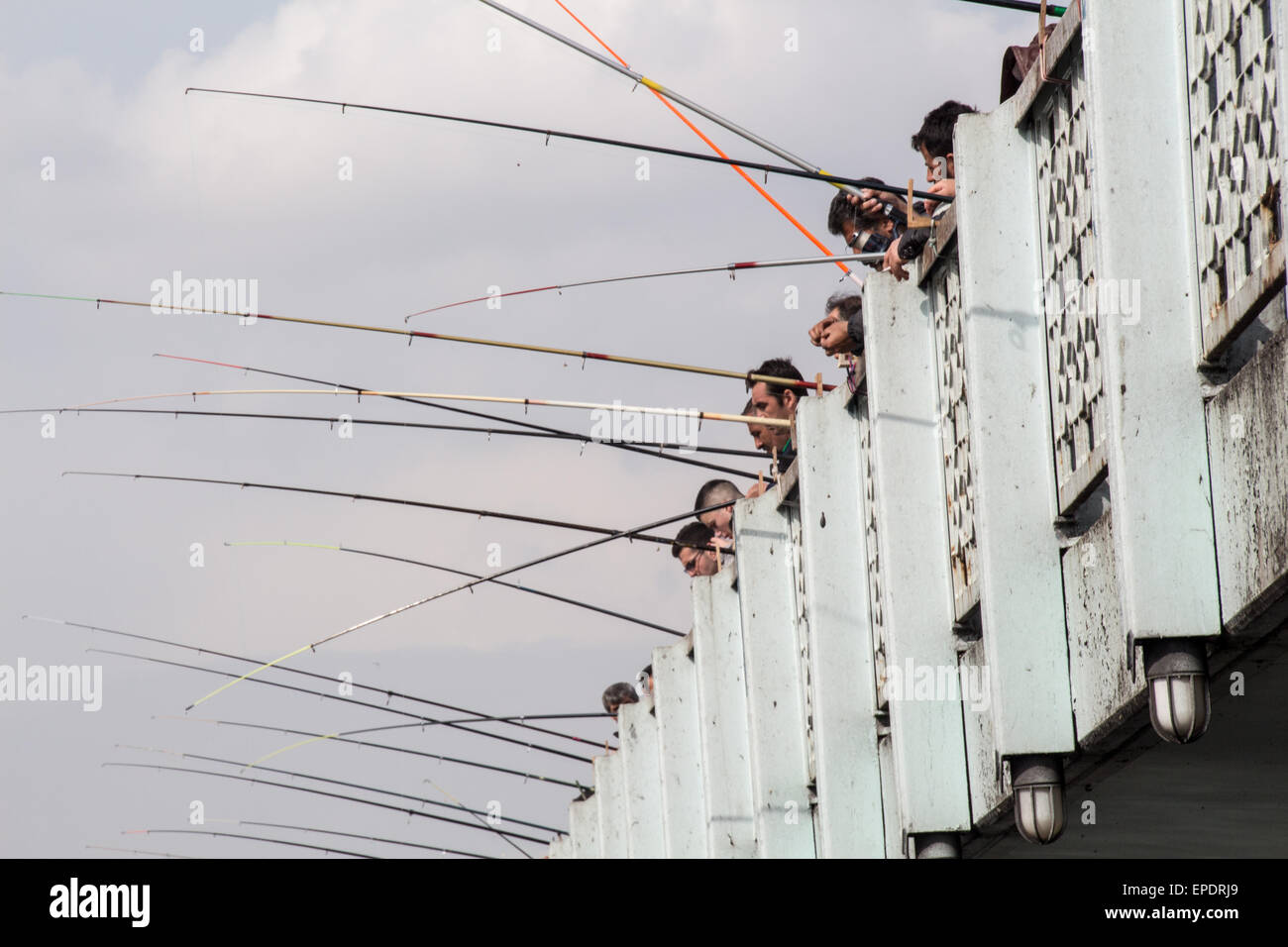 Angler fangen Fische aus dem oberen Deck des Galata-Brücke in Istanbul Stockfoto