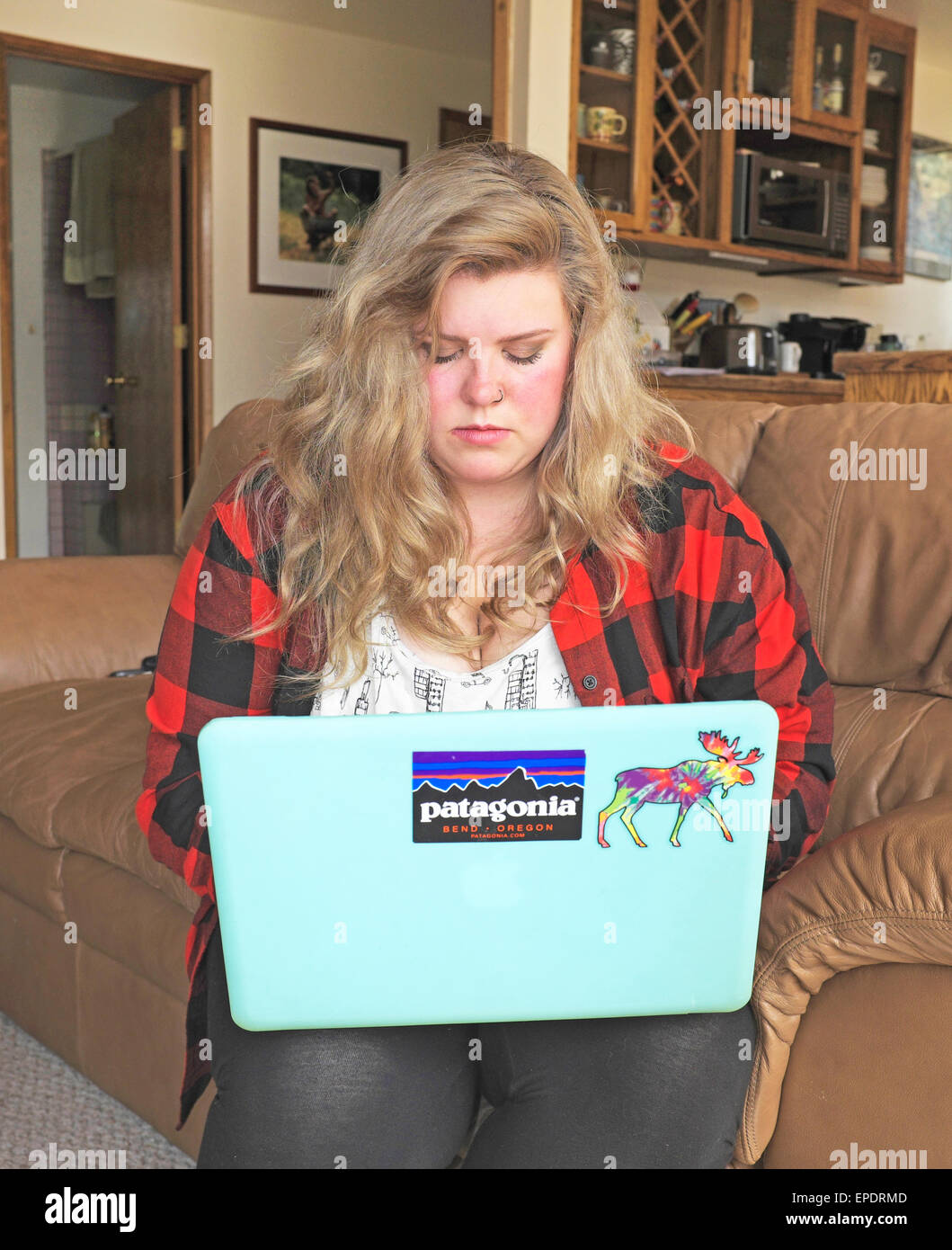 Ein junges Mädchen auf ihrem Laptop-Computer. Stockfoto