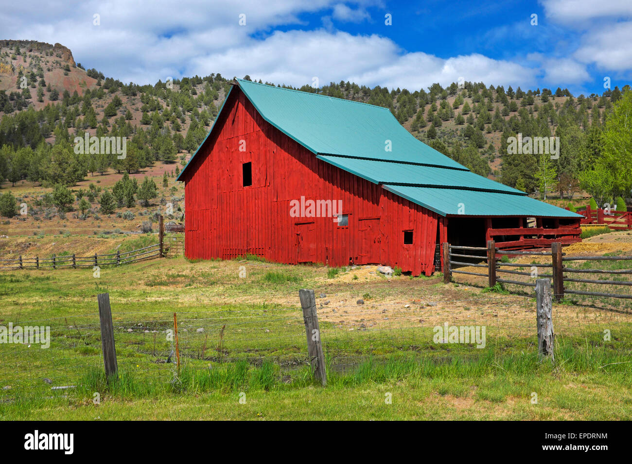 Eine alte rote Scheune in der Wüste in der Nähe von Prineville, Oregon Stockfoto