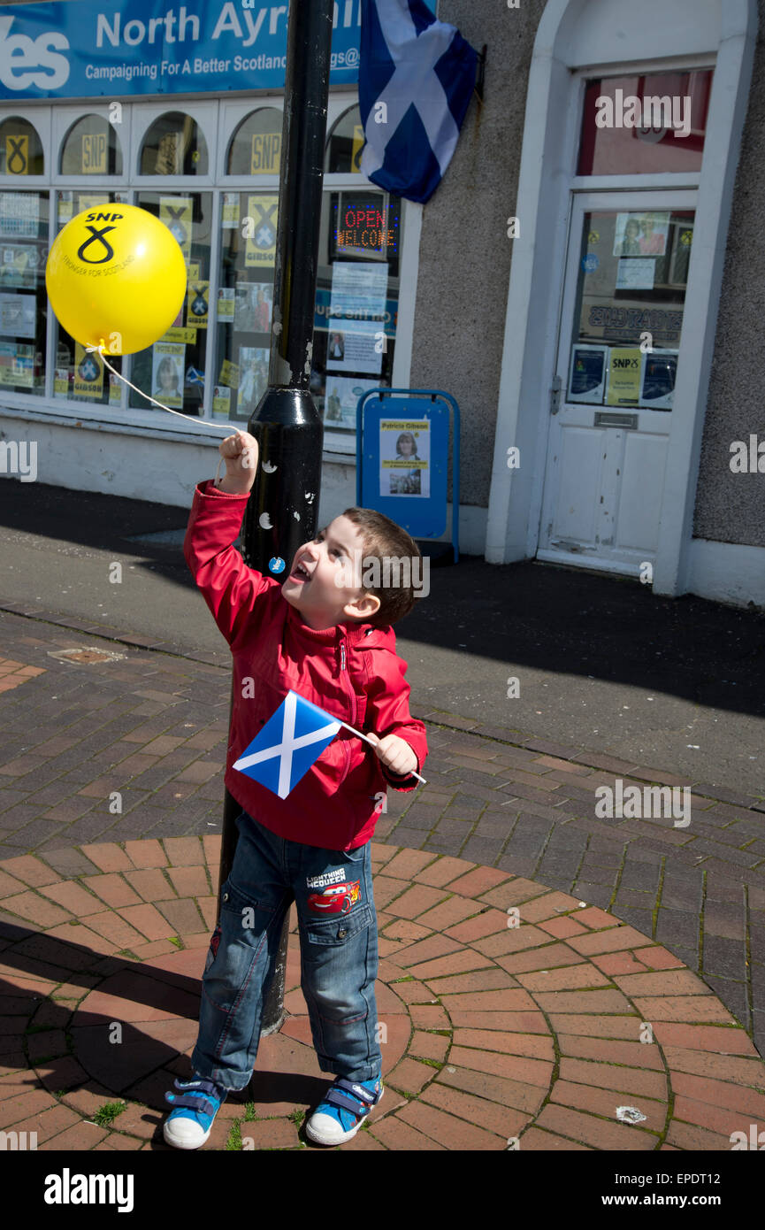 Parlamentswahlen 2015. Largs, Ayrshire, Schottland. Kleiner Junge mit SNP Ballon und Saltaire (schottische Flagge) außerhalb der Yes-Shop. Stockfoto
