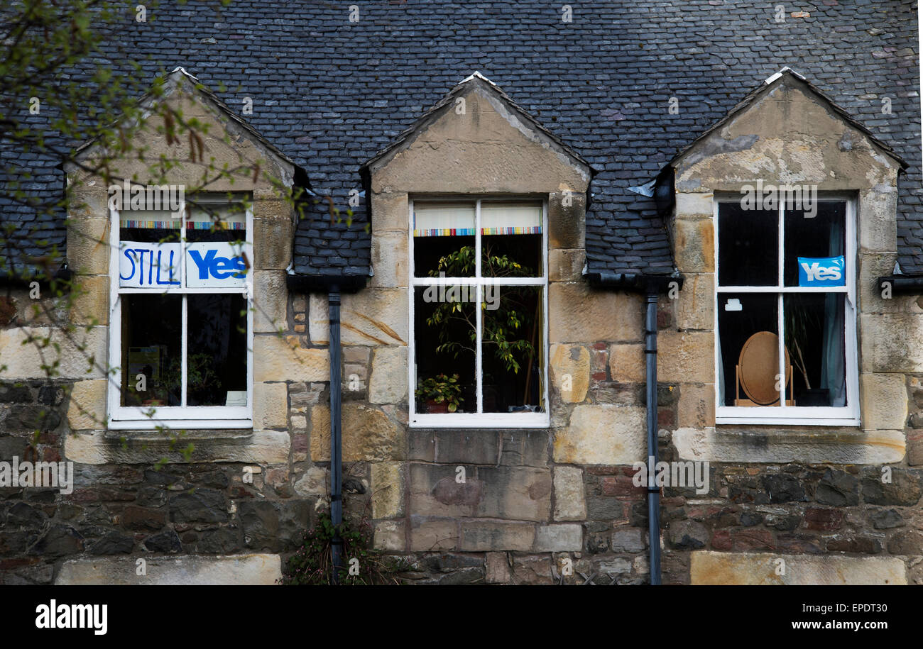 Schottland, West Kilbride. Plakate im Haus Fenster mit der Meldung "Noch ja". Stockfoto