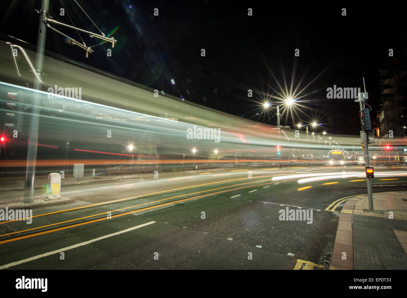 Lichtspuren links von einem Bus um eine Ecke an der Princes Street in Edinburgh, Schottland Stockfoto