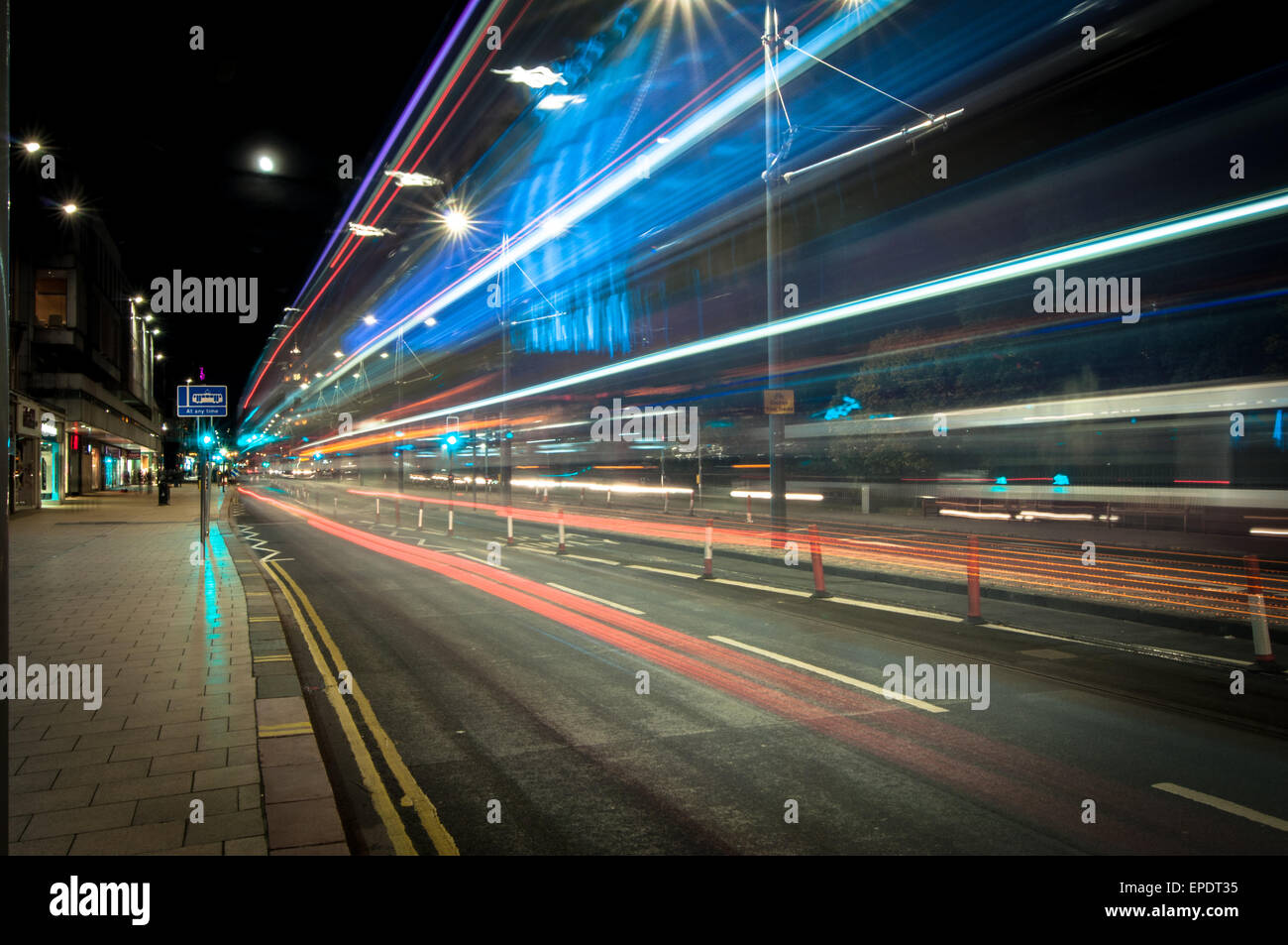 Lichtspuren links durch Busse Zoomen vorbei an der Princes Street in Edinburgh, Schottland Stockfoto