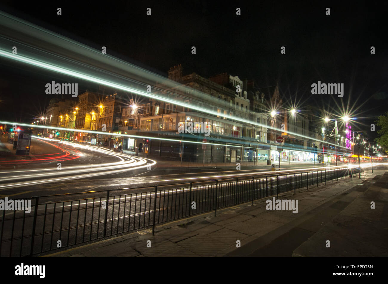 Lichtspuren zeigt einige Bewegung in der Princes Street in Edinburgh, Schottland Stockfoto
