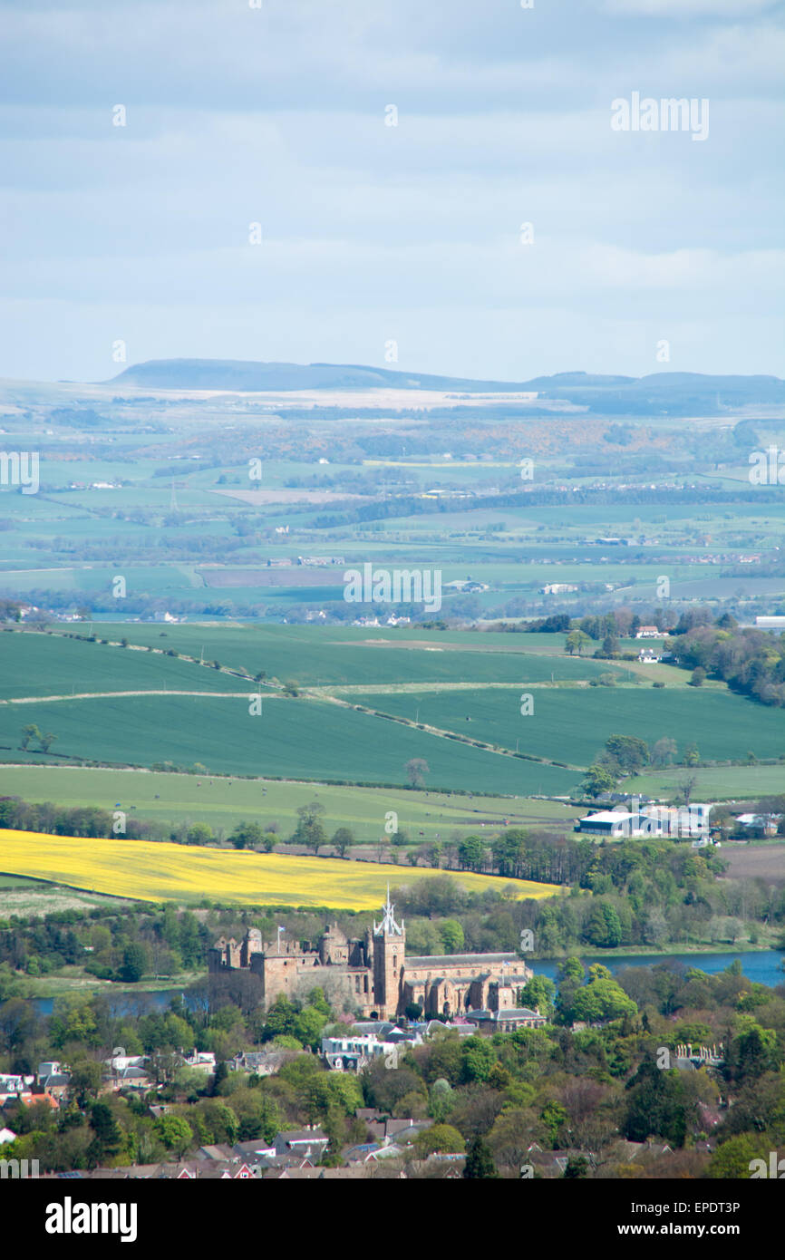 Linlithgow Castle und seine Loch mit West Lothian Landschaft und landwirtschaftliche Flächen im Hintergrund Stockfoto