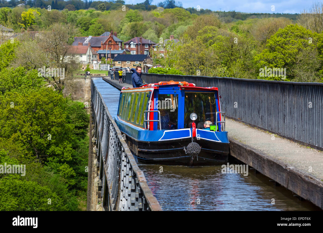 Narrowboat am Llangollen Kanal überqueren das Pontcysyllte-Aquädukt, Froncysllte, in der Nähe von Llangollen, Denbighshire, Wales, UK Stockfoto