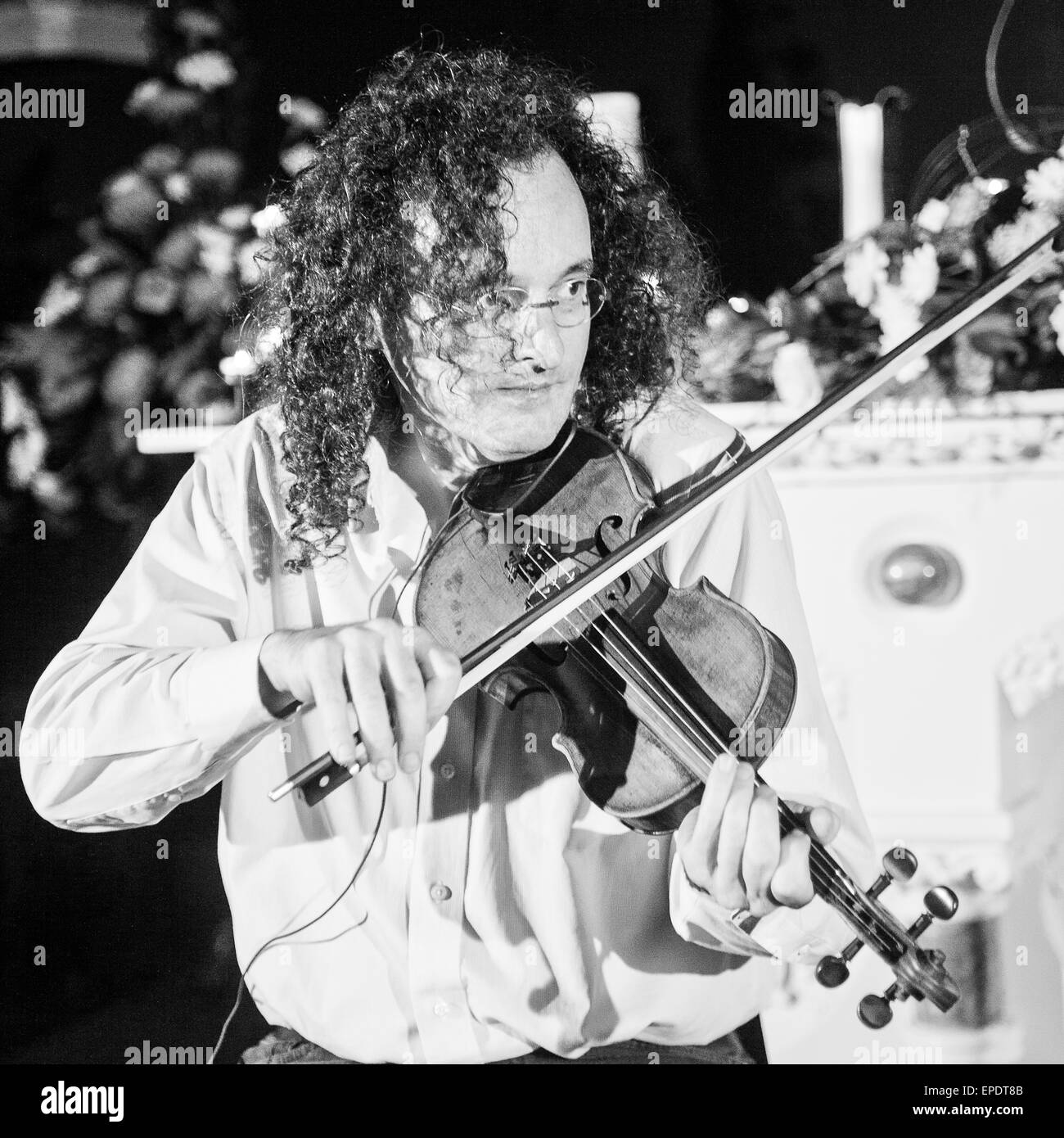 Welt berühmten Geige Spieler, Martin Hayes, Armenhaus geborene spielt in der lokalen Kirche. Armenhaus Festival, ein sehr kleines Dorf Stockfoto