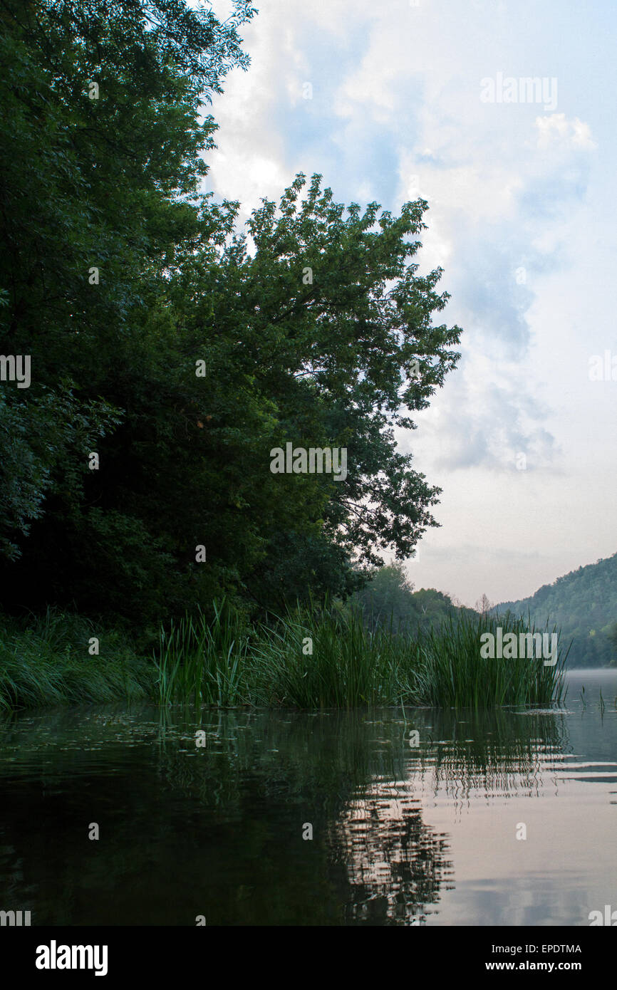 Frühling Landschaftsblick auf den Fluss Siwerskyj Donez schönen blauen Himmel in der Nähe von Svyatogorsk Lavra Stockfoto