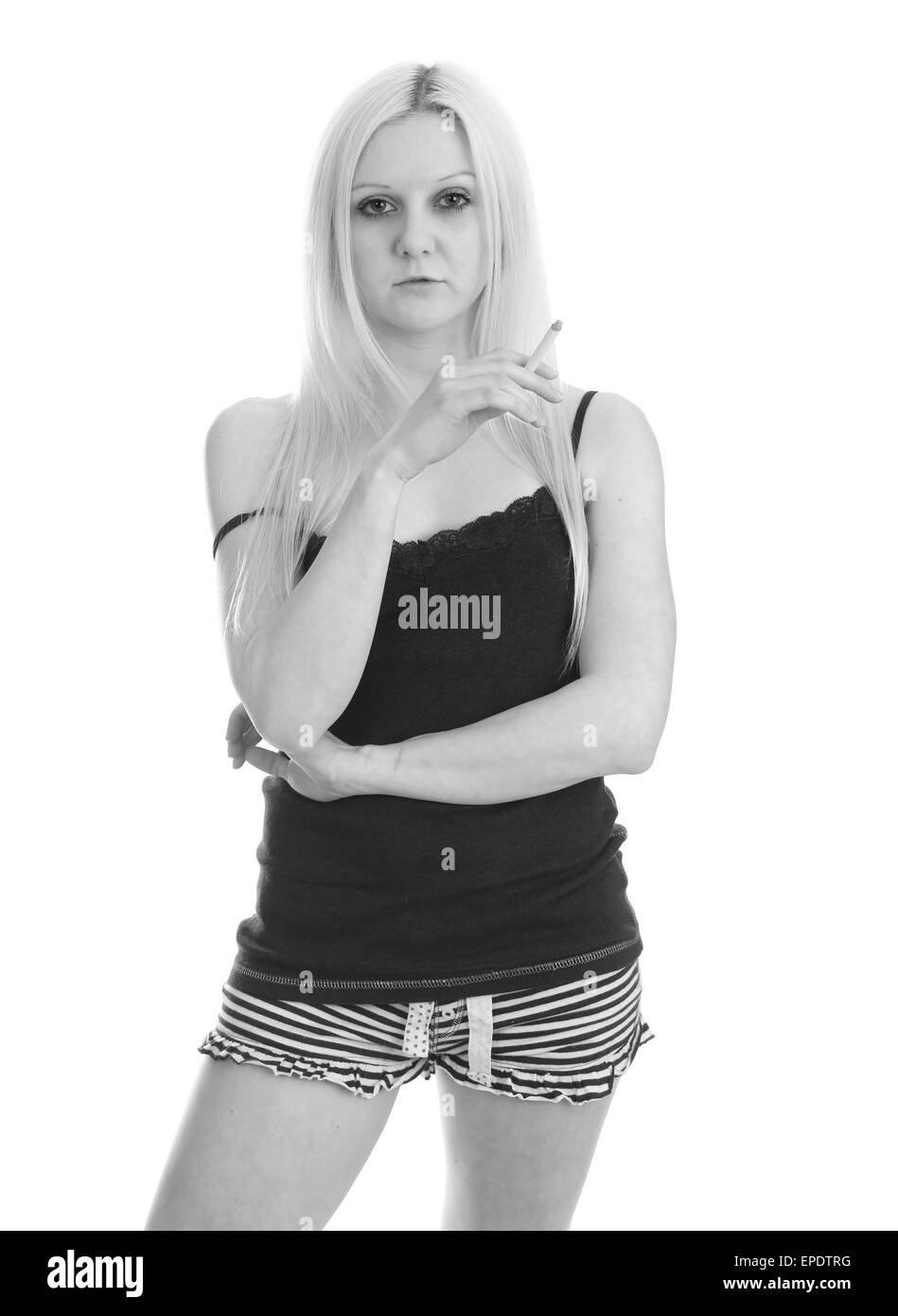 Süße schöne junge blonde Frau in ihr shorts Schlafanzug Rauchen beim Entspannen Stockfoto