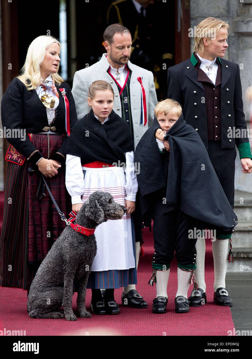 Skaugum, 17.05.2015 Kronprinz Haakon Kronprinzessin Mette-Marit, Prinzessin Ingrid Alexandra, Prinz Sverre Magnus und Marius Borg Hoiby und Hund Milly Kronprinz Haakon, Kronprinzessin Mette-Marit mit Familie begrüßen die Kinder-Parade in Asker außerhalb auf Skaugum Estate National Day von Norwegen RPE/Albert Nieboer/Niederlande OUT - NO-Draht-Dienst- Stockfoto