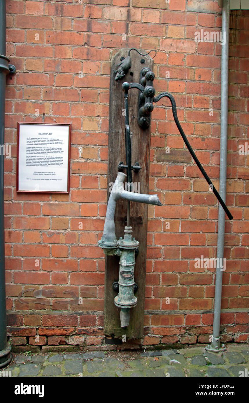 Der "Tod-Pump", wurde ein Denkmal für Dr. John Snow, die zunächst die Theorie, dass Cholera ein Wasser übertragene Krankheiten in Worcester, Großbritannien. Stockfoto