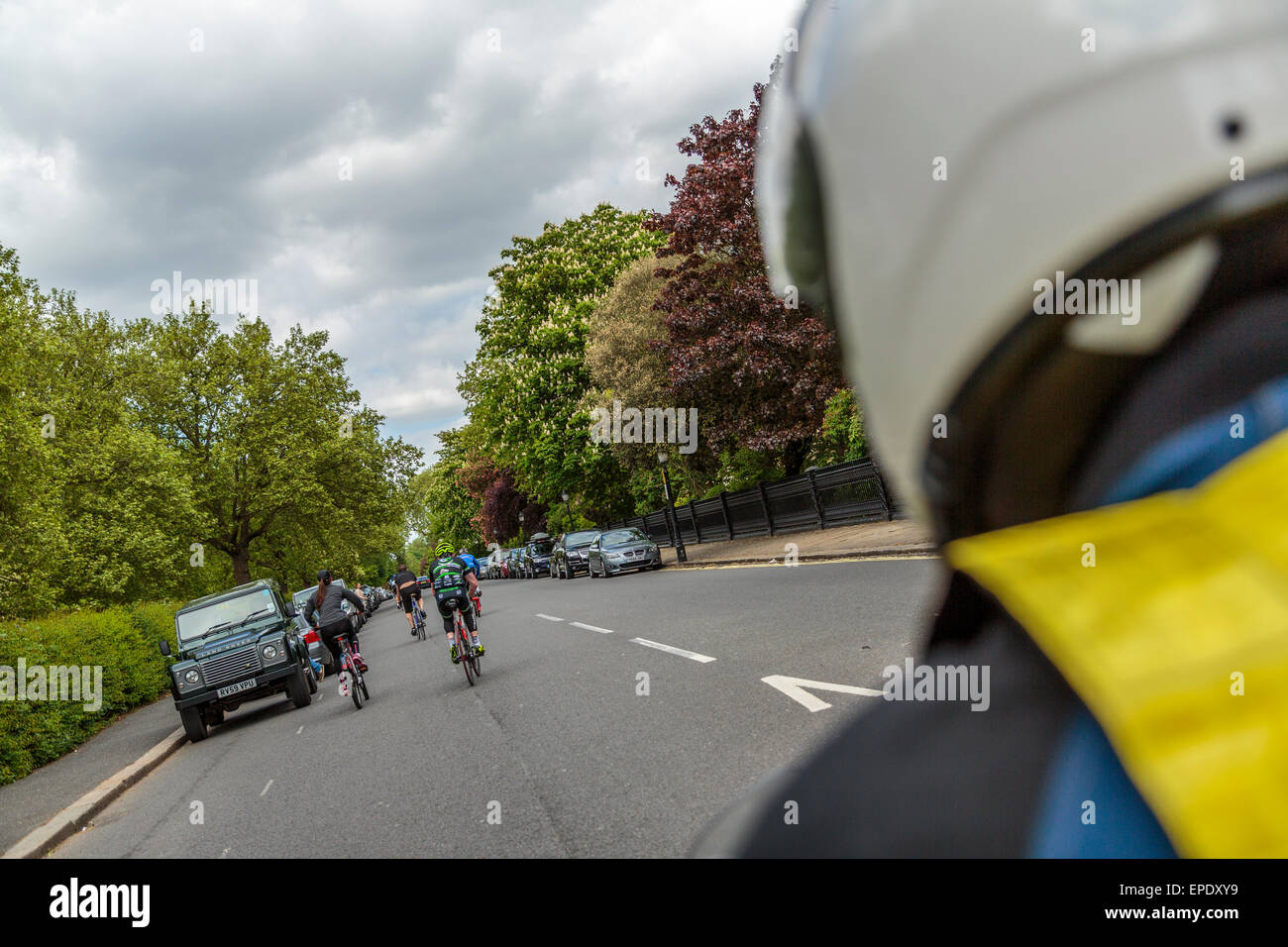 Fortgeschrittene Motorradfahrer verhandeln Gefahren und andere Verkehrsteilnehmer, wie sie sich in geschäftigen verstopften zentralen London Park präsentieren, London England Großbritannien Stockfoto