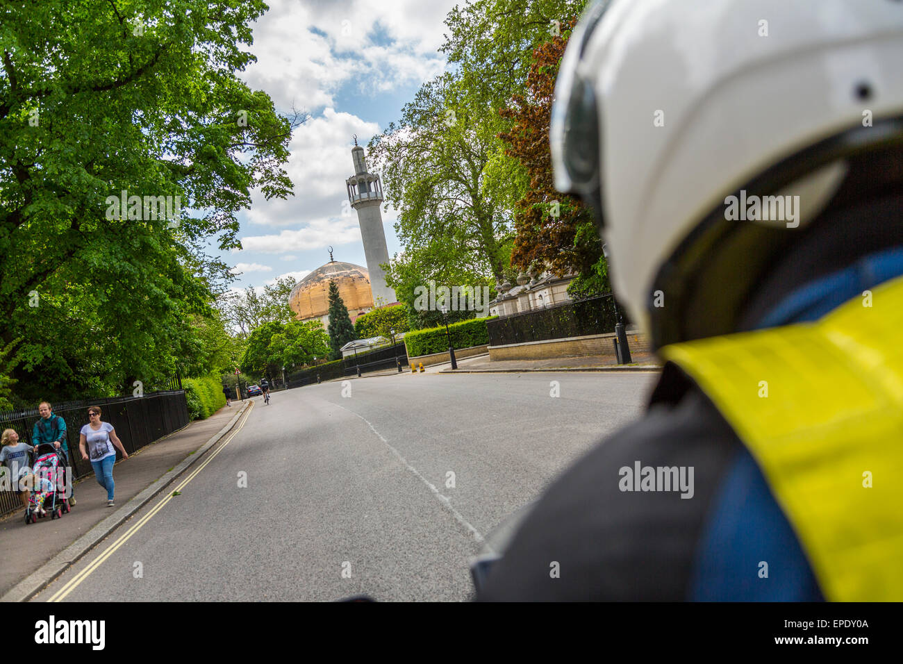 Motorradfahrer, die vorbei an The Regents Park London Mosque Stockfoto