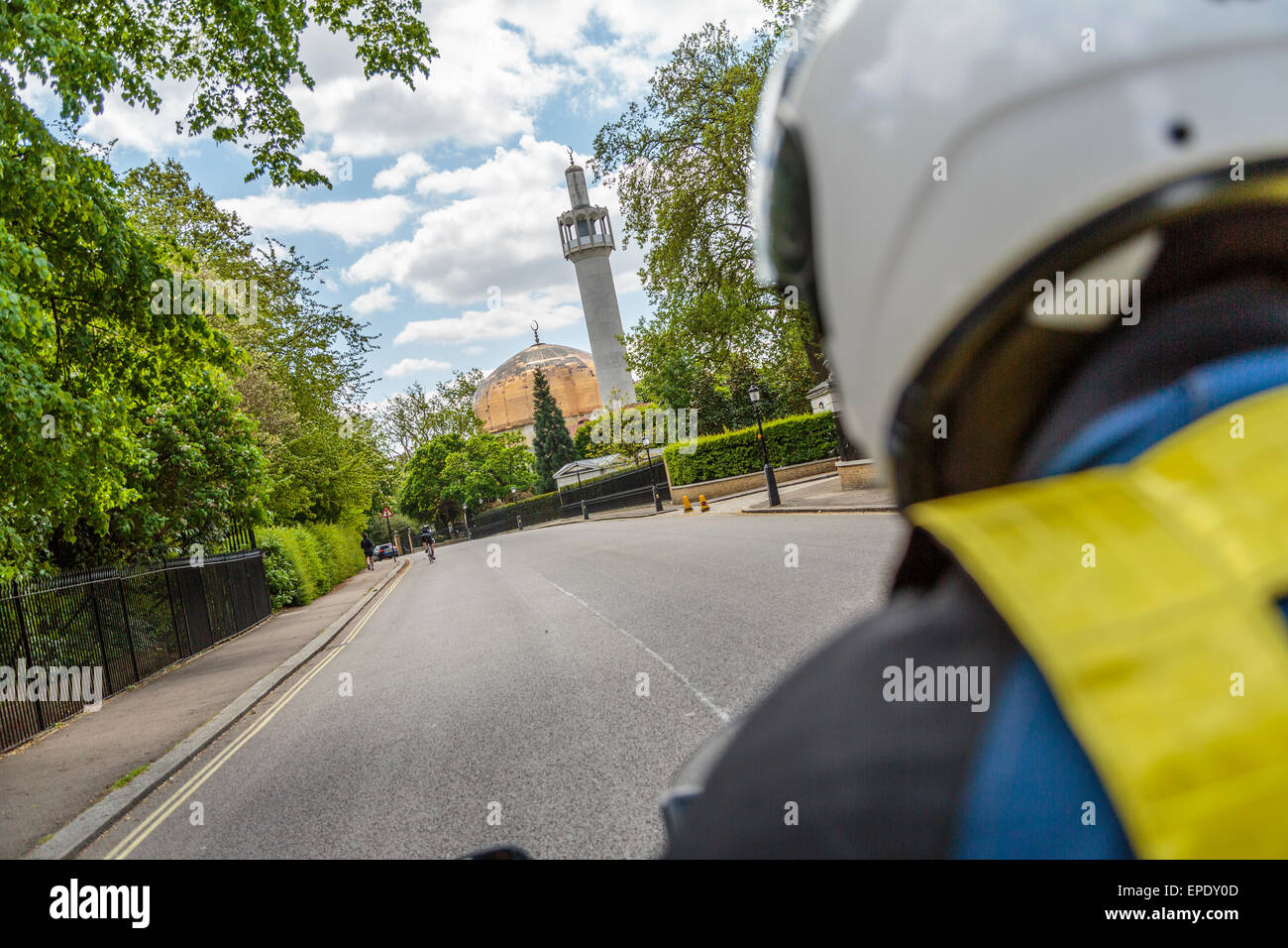 Motorradfahrer, die vorbei an The Regents Park London Mosque Stockfoto