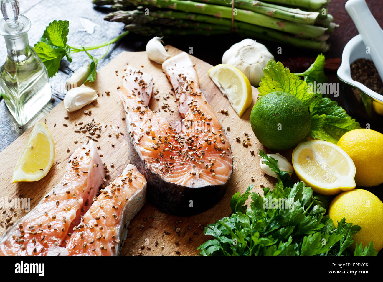 Lachs und Gewürzen auf Holztisch. Ansicht von oben Stockfoto