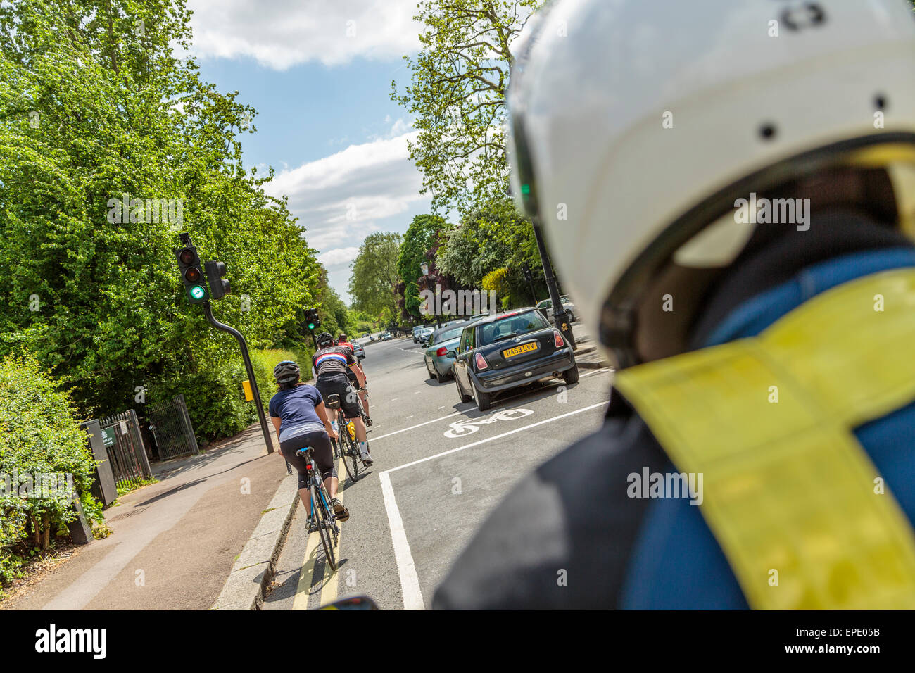 Fortgeschrittene Motorradfahrer verhandeln über Gefahren, andere Verkehrsteilnehmer, wie sie sich während der Hauptverkehrszeit im Regents Park London England UK präsentieren Stockfoto