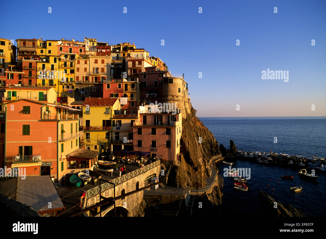 Italien, Ligurien, Cinque Terre, Riviera di Levante, Manarola bei Sonnenuntergang Stockfoto