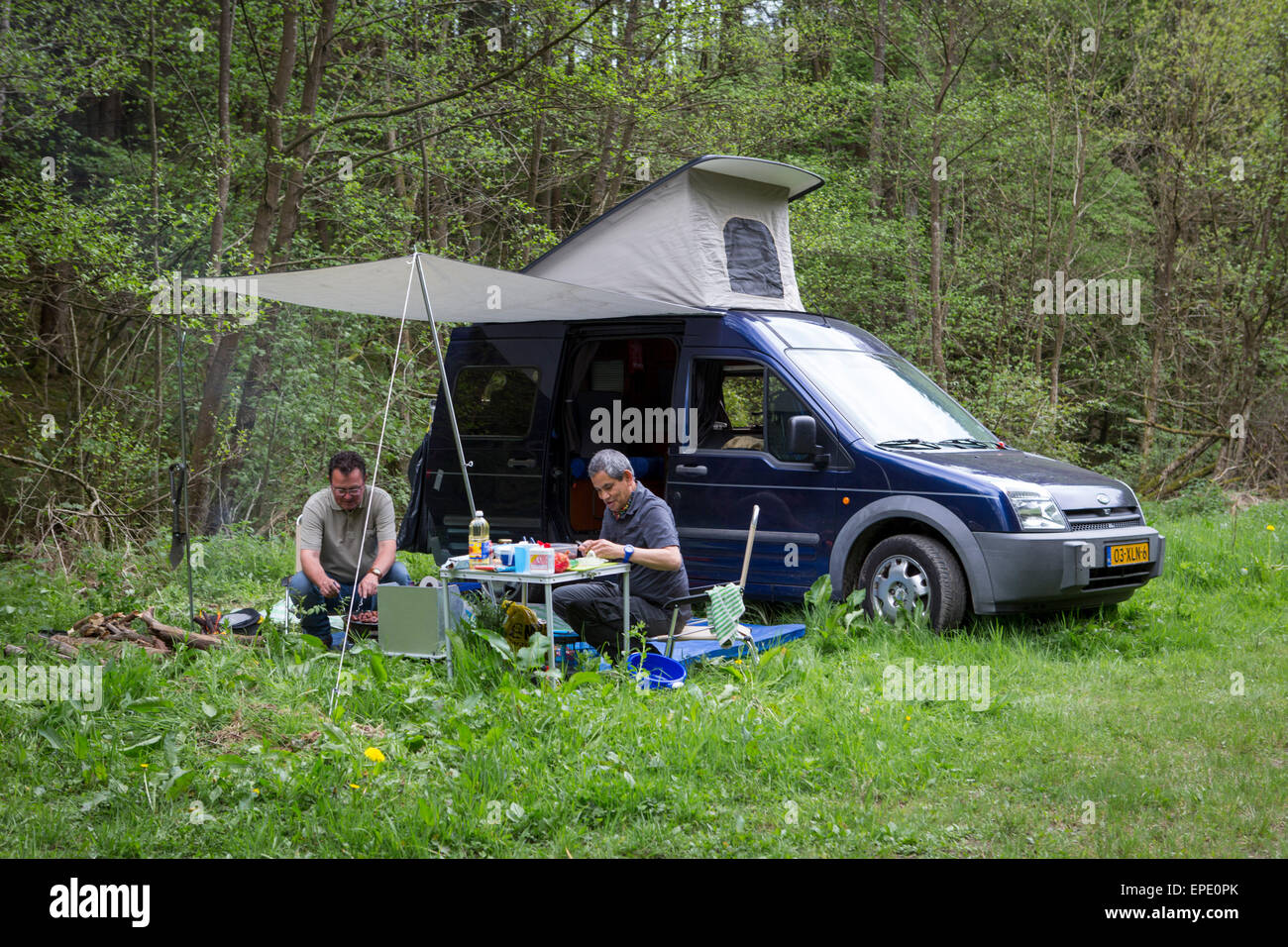 Zwei Männer kochen und Camping mit ihren Ford Transit Connect Camper in der  Wildnis Stockfotografie - Alamy
