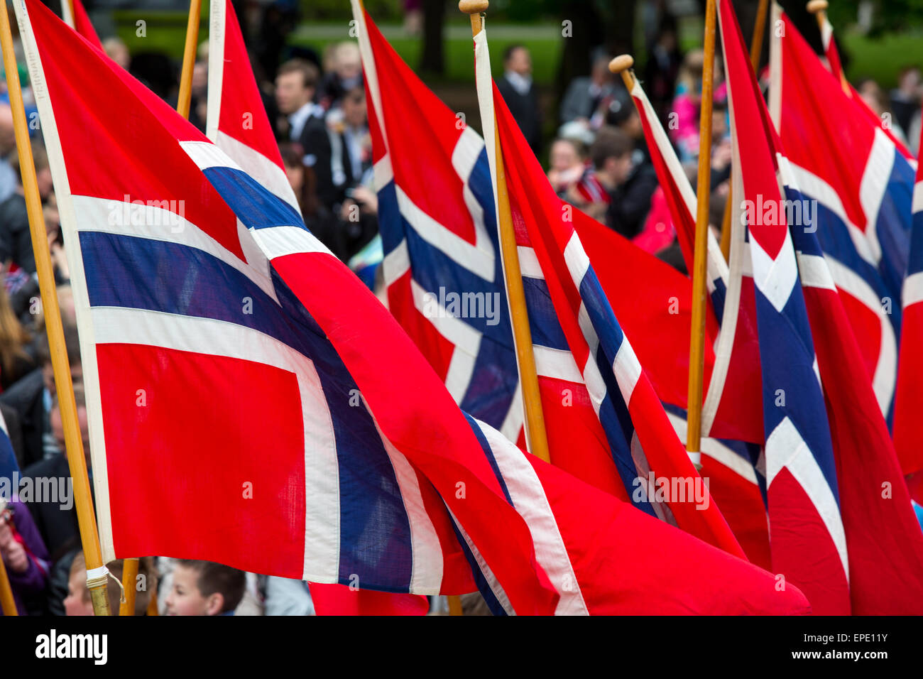 Oslo, Norwegen, 17. Mai 2015. Die norwegische Königsfamilie begrüßen Gruppen von Schulkindern zur Feier des 17. Mai-nationale Verfassung-Tages. Bildnachweis: Paul Smith/Alamy Live-Nachrichten Stockfoto