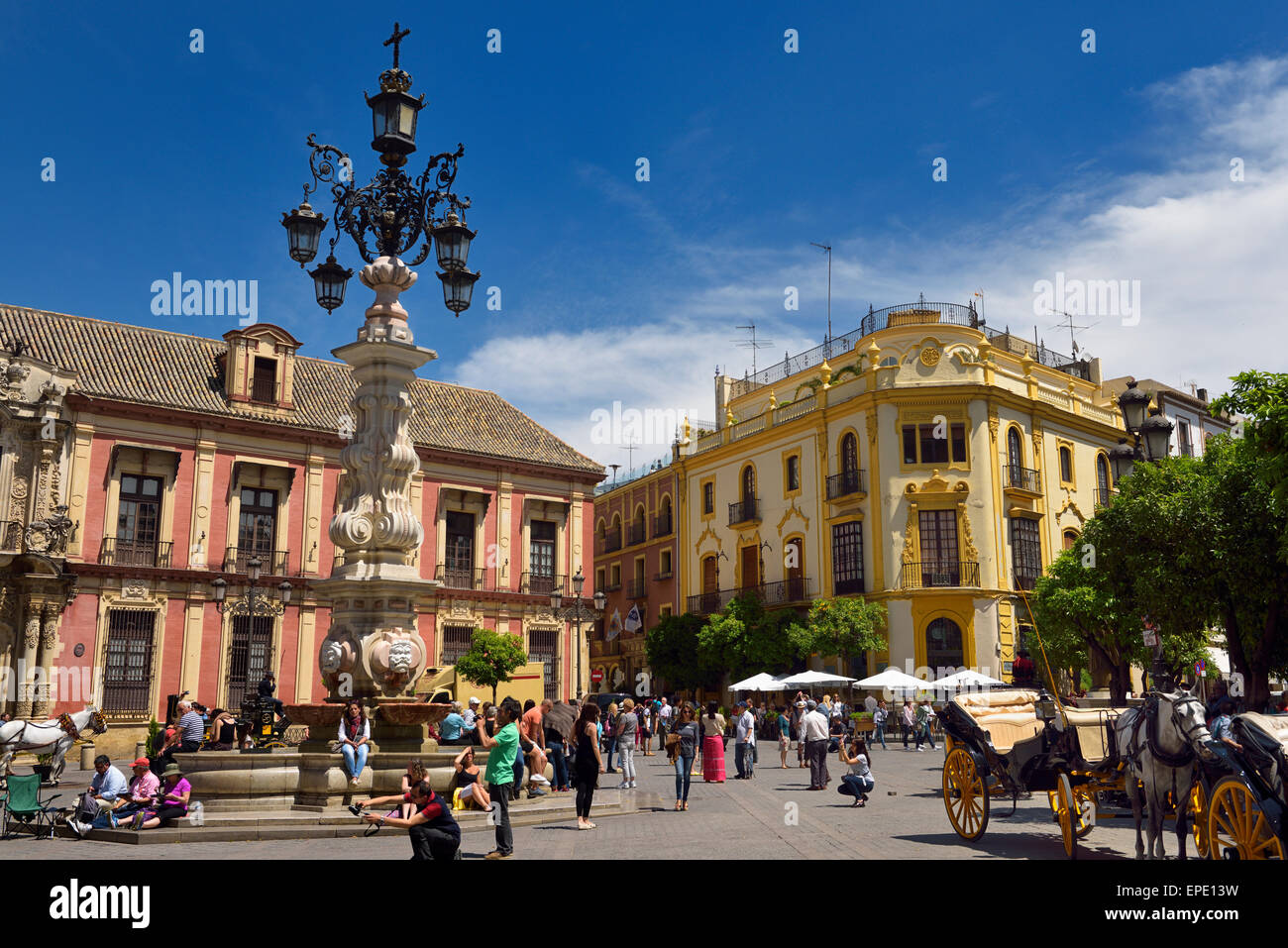 Virgen de Los Reyes Platz mit Springbrunnen und Archibishops Palast mit Touristen Stockfoto