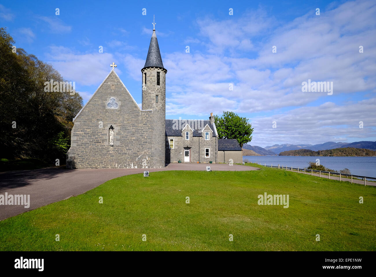 Schottland, UK: römisch-katholische Kirche durch die Ufer von Loch Morar in den schottischen Highlands Stockfoto