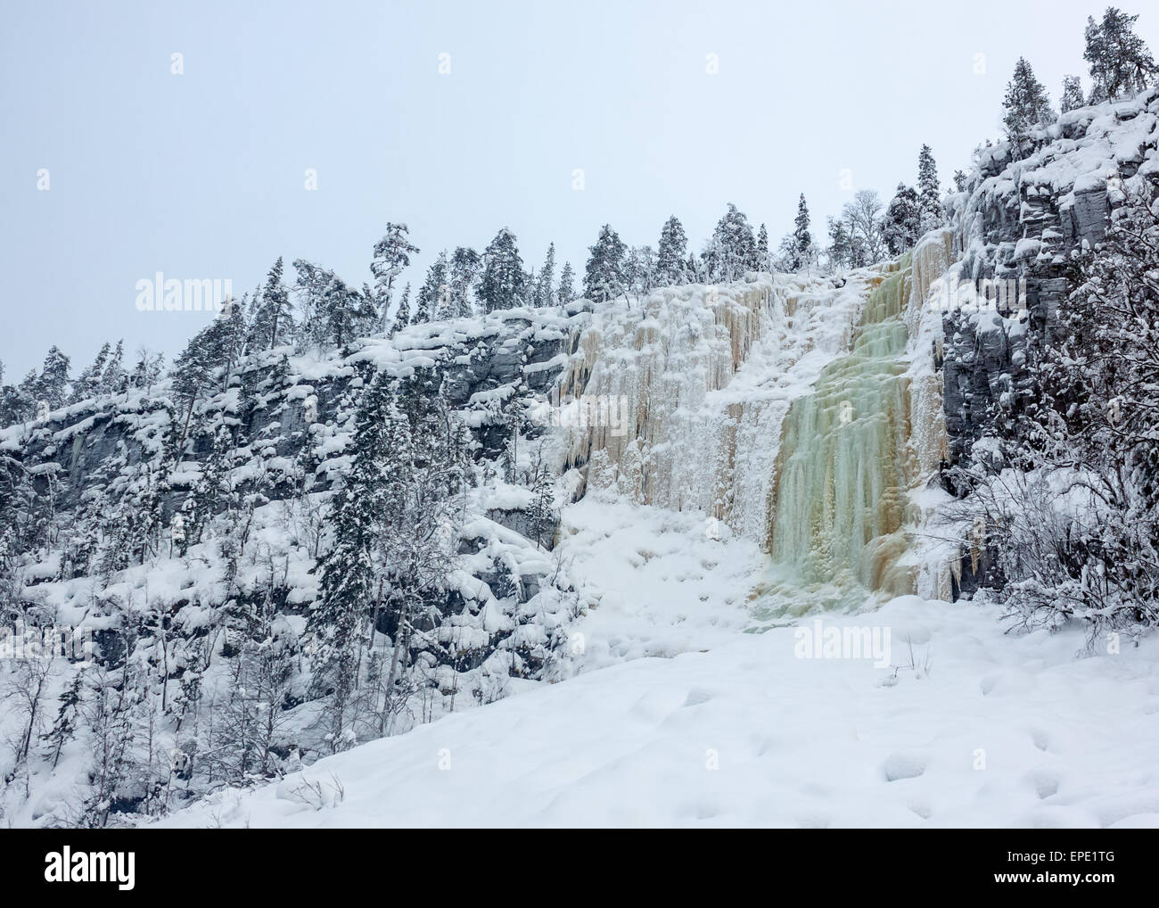 Gefrorener Wasserfall in Korouma, Finnland Stockfoto