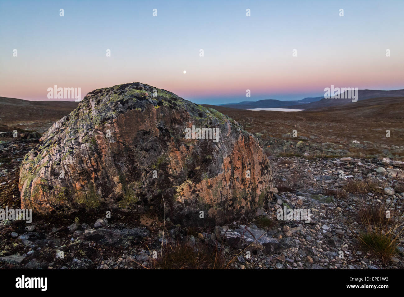 Sommer-Mitternacht in der Wildnis von Finnisch-Lappland Stockfoto