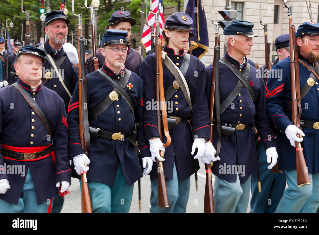 Washington, DC, USA. 17. Mai 2015.  Tausende von Bürgerkrieg Reenactors März an der Pennsylvania Avenue, den 150. Jahrestag der großen Beitrag Siegesparade feiern das Ende des amerikanischen Bürgerkrieges 1865 markiert. Bildnachweis: B Christopher/Alamy Live-Nachrichten Stockfoto