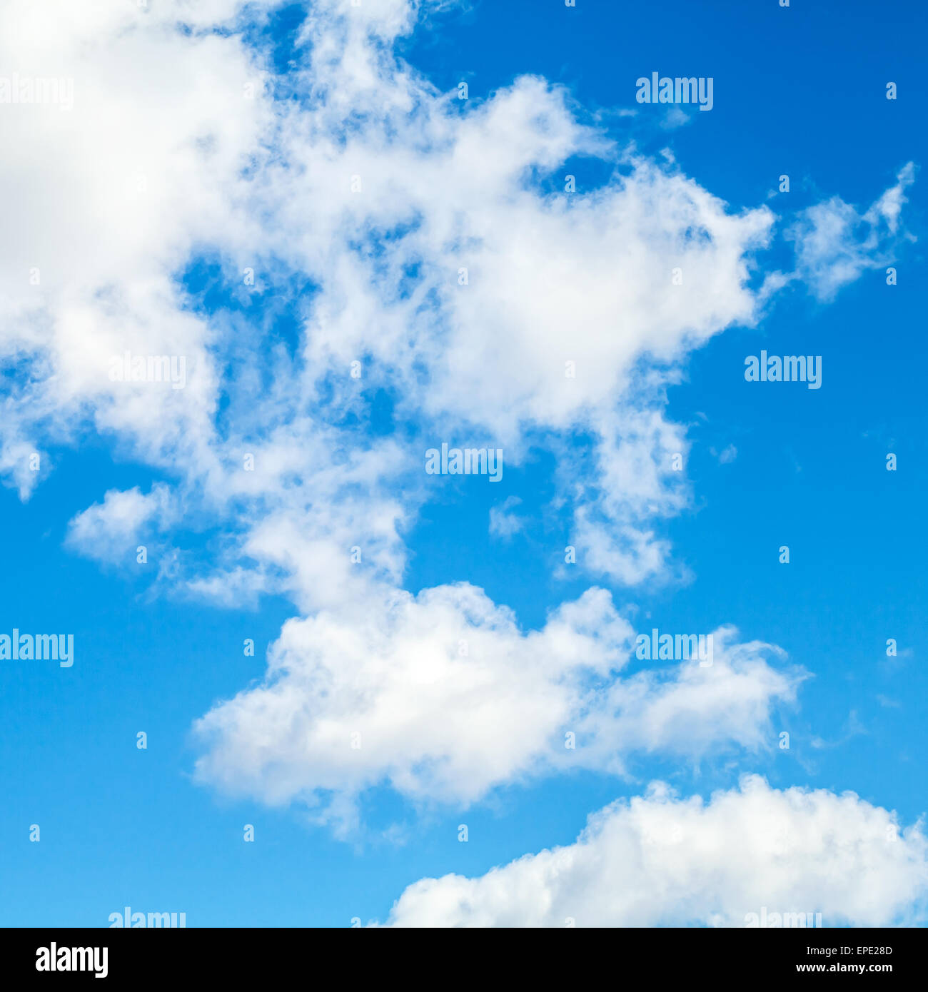 Quadratischer Natur Hintergrundfoto, weiße Wolken über blauen Himmel Stockfoto