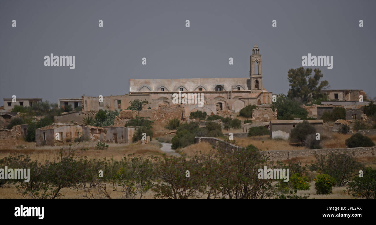 Türkische Soldaten bewachen von verlassenen griechisch-orthodoxen Kirche auf geteilten grünen Linie in Zypern. Stockfoto